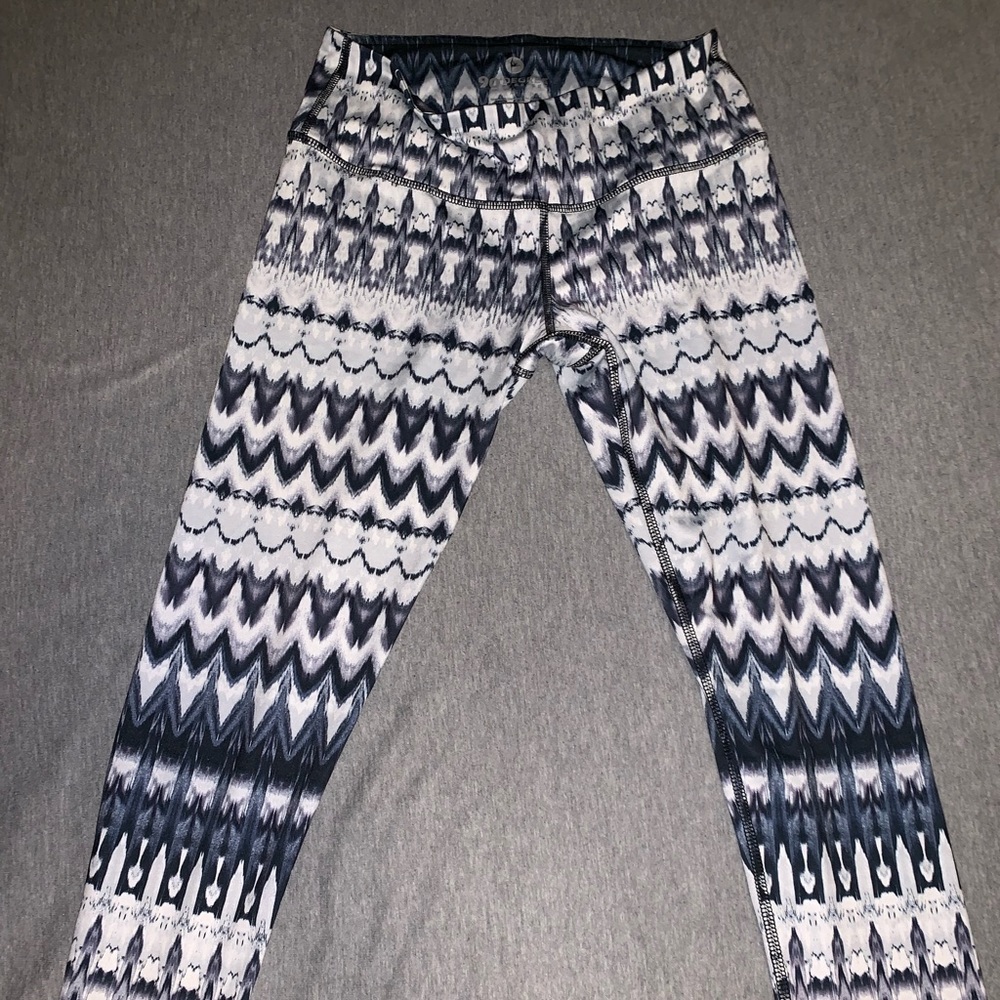 Patterned athletic leggings